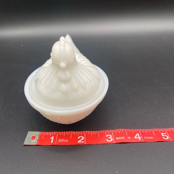 White hen on a nest- mini - Picture 7 of 7